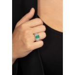 Emerald and diamond ring - montatura in oro bianco 750/1000 con diamanti -