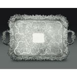 A silver tray, Maison Odiot, Paris, late 1800s - - Molten and chiselled silver. [...]