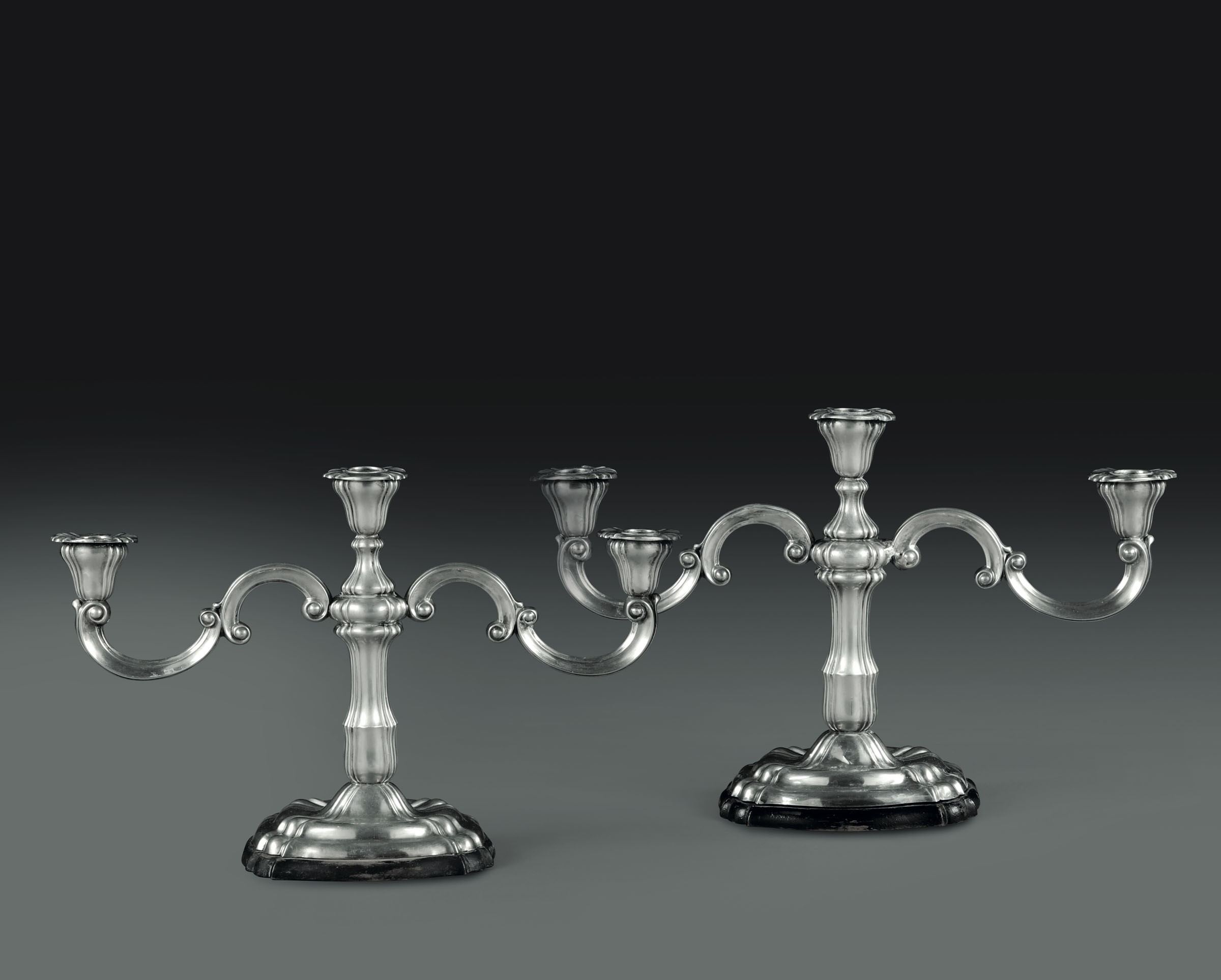 Coppia di candelabri in argento con basi in legno ebanizzato. Manifattura italiana [...]