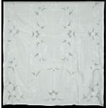 Tovaglia bianca in lino con otto tovaglioli, Italia XX secolo, - - cm 165x240 -