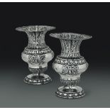 Coppia di vasi in argento fuso, sbalzato e cesellato. Manifattura romana, probabile [...]