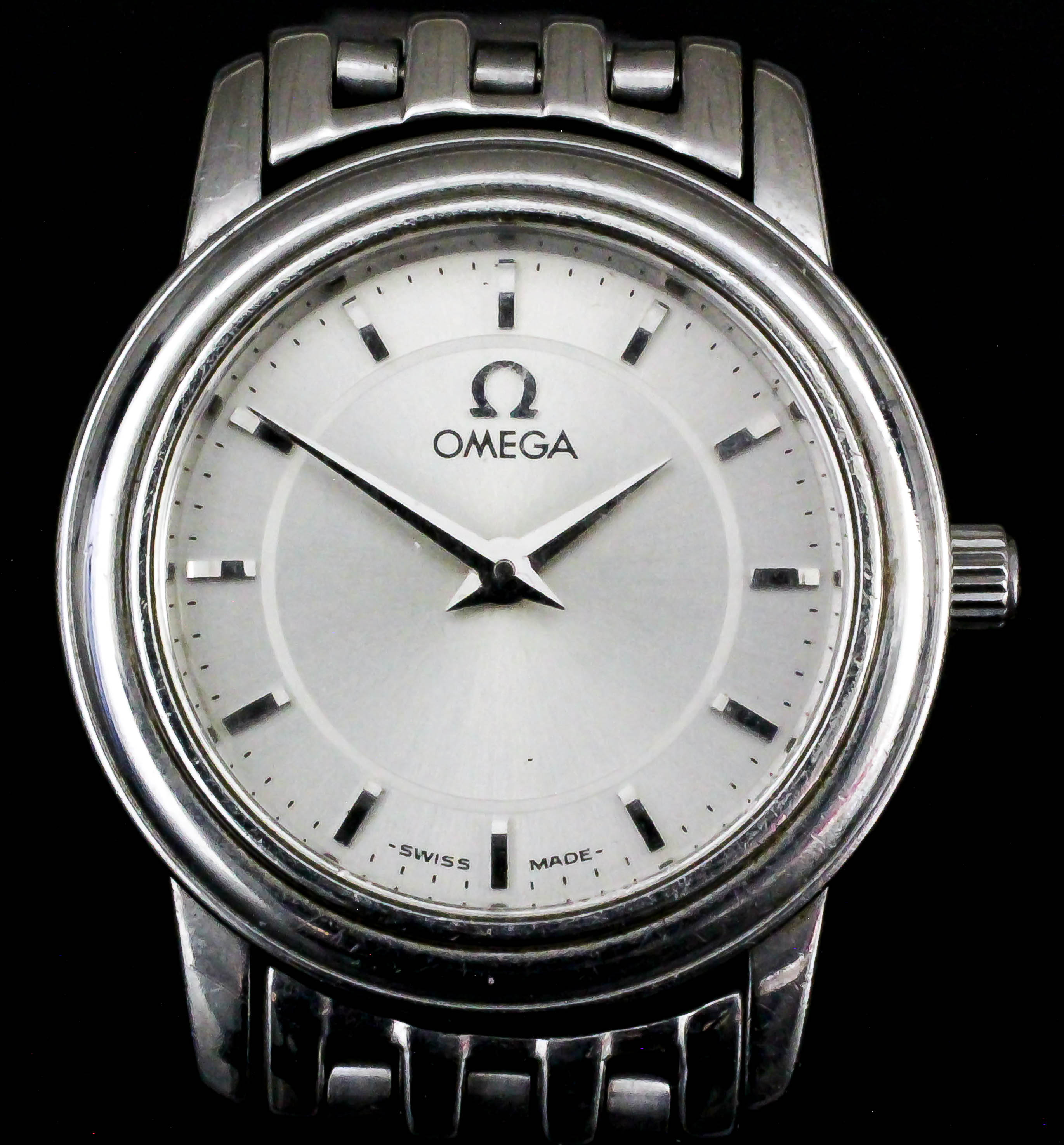 A modern lady's Omega stainless steel cased quartz wristwatch, the silver dial with silver baton