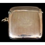 A George V 9ct rose gold rectangular vesta case, the front engraved with crest and motto "Candide et