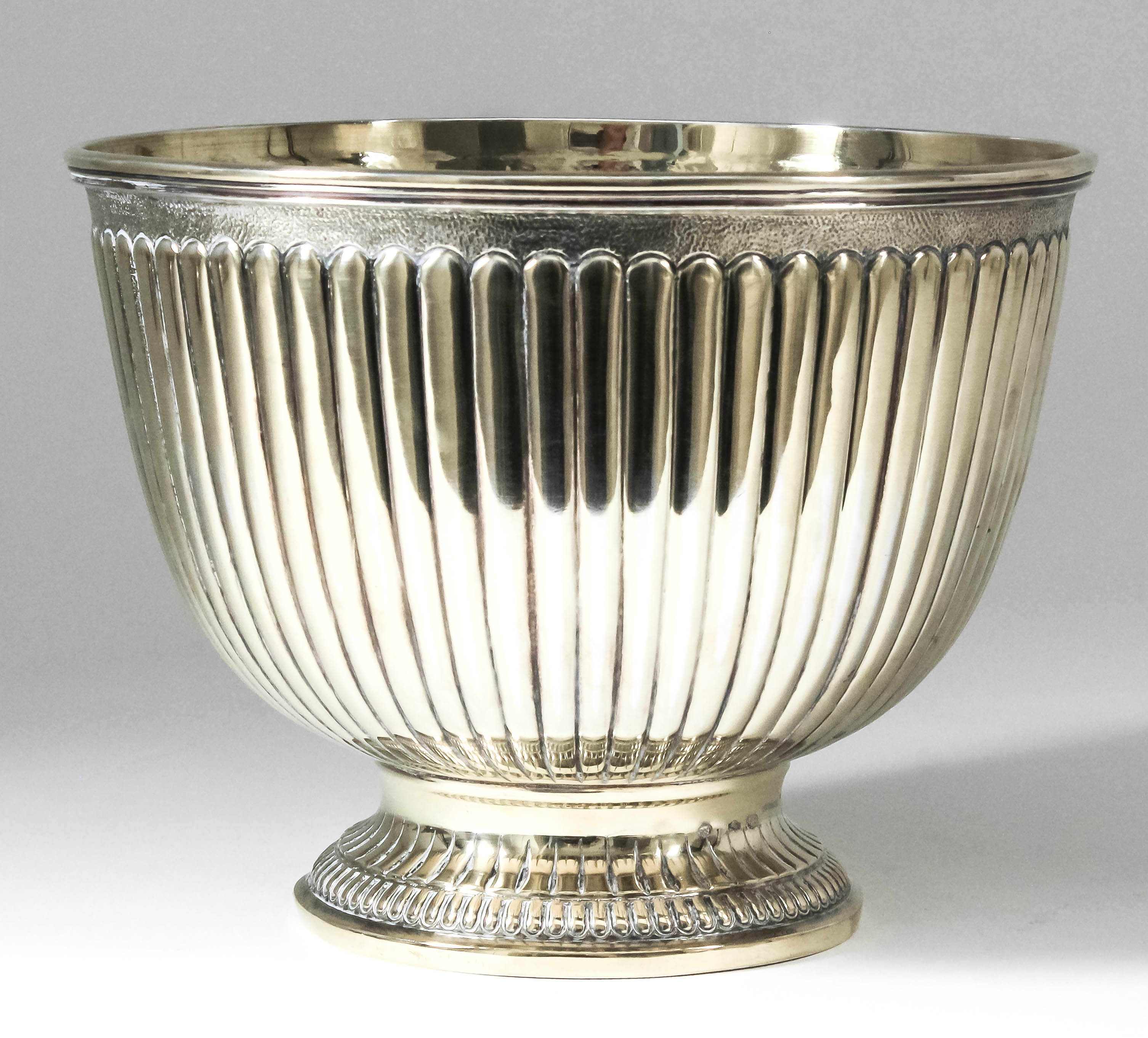 A 20th Century Italian silver gilt circular rose bowl with moulded rim and reeded body, on moulded