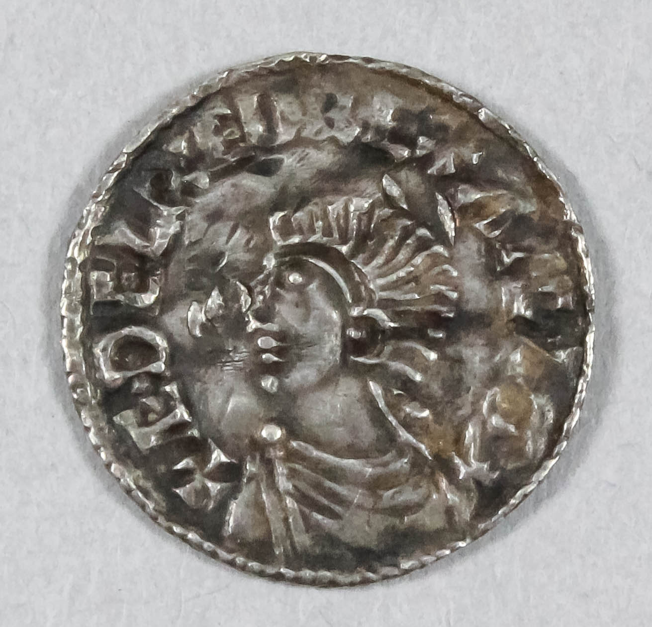 An Aethelred II (978-1016) hammered silver long cross penny, 19.7mm diameter (weight 1.7 grammes) - Image 2 of 2