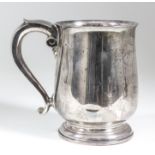 A George V plain silver tankard with fold-over rim, scroll handle, on moulded circular footrim, 5.