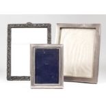 An early 20th Century sterling silver rectangular photograph frame with engine turned ornament, 9.