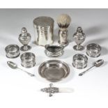 An Elizabeth II silver handled shaving brush of baluster shape, 4.5ins overall, by W. I.