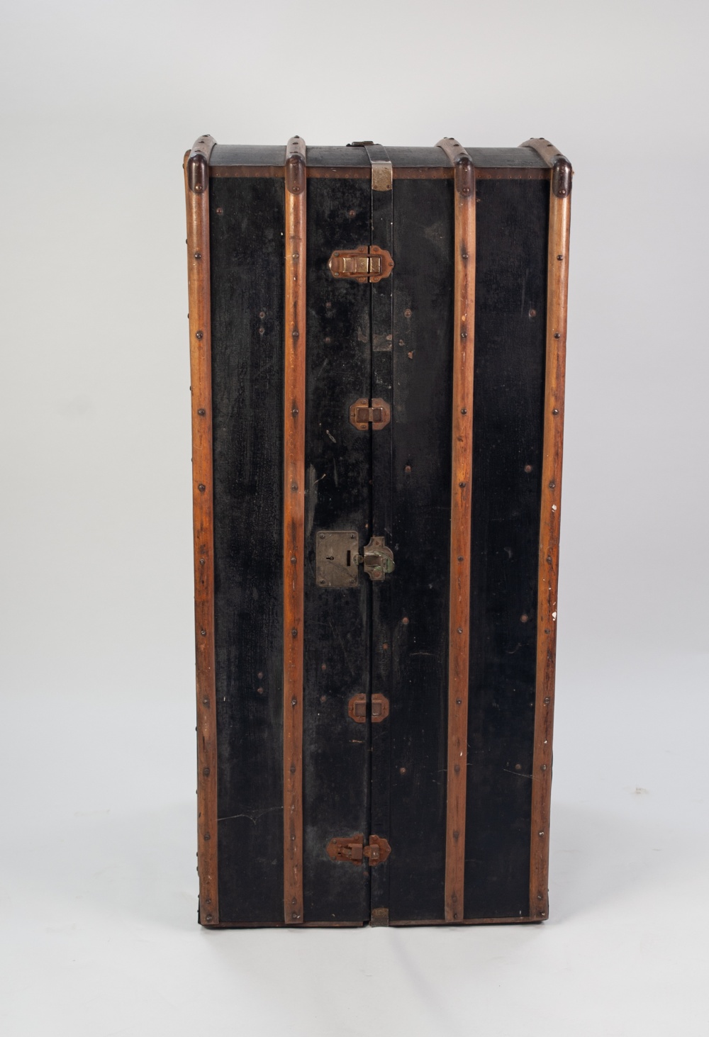 AN EARLY 1900's METAL BOUND, WOODEN RIBBED AND BLACK LEATHERETTE COVERED DELUXE CABIN TRUNK, the - Image 2 of 2