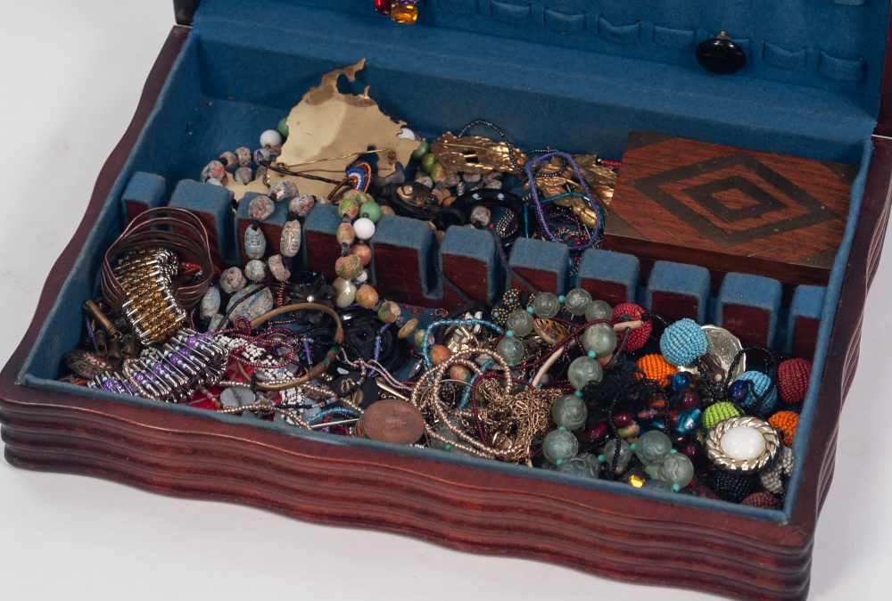 QUANTITY OF LADIES COSTUME JEWELLERY, including: paste set necklaces and clip earrings, pair of - Image 2 of 2