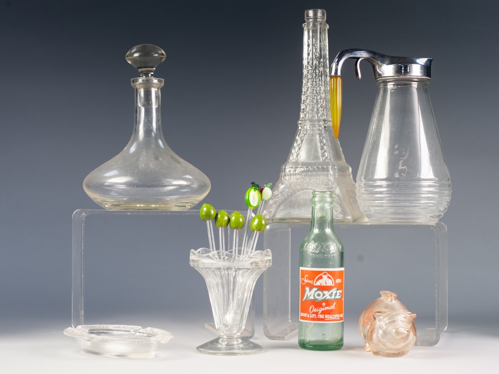 EIFFEL TOWER PATTERN MOULDED GLASS BOTTLE, lacking stopper, together with a STYLISH 1950'S GLASS JUG