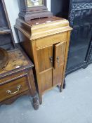 AN APOLLO CASED GRAMOPHONE, IN MAHOGANY CASE WITH SPEAKER OVER STORAGE, HAVING CADDY SHAPED TOP