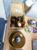 A SMALL COLLECTION OF TREEN ITEMS TO INCLUDE; BOWLS, EGG CUP, ETC.