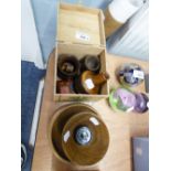 A SMALL COLLECTION OF TREEN ITEMS TO INCLUDE; BOWLS, EGG CUP, ETC.