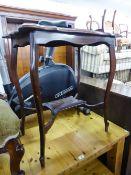 AN EARLY TWENTIETH CENTURY SHAPED OBLONG OCCASIONAL TABLE, ON CABRIOLE SUPPORTS WIT UNDER SHELF