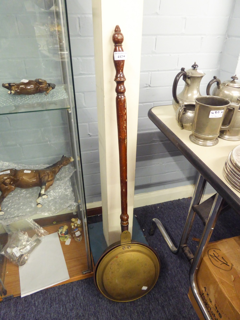 ANTIQUE COPPER BED WARMING PAN WITH STIPPLE ENGRAVED BRASS HINGEDL ID, LONG TURNED WOOD HANDLE