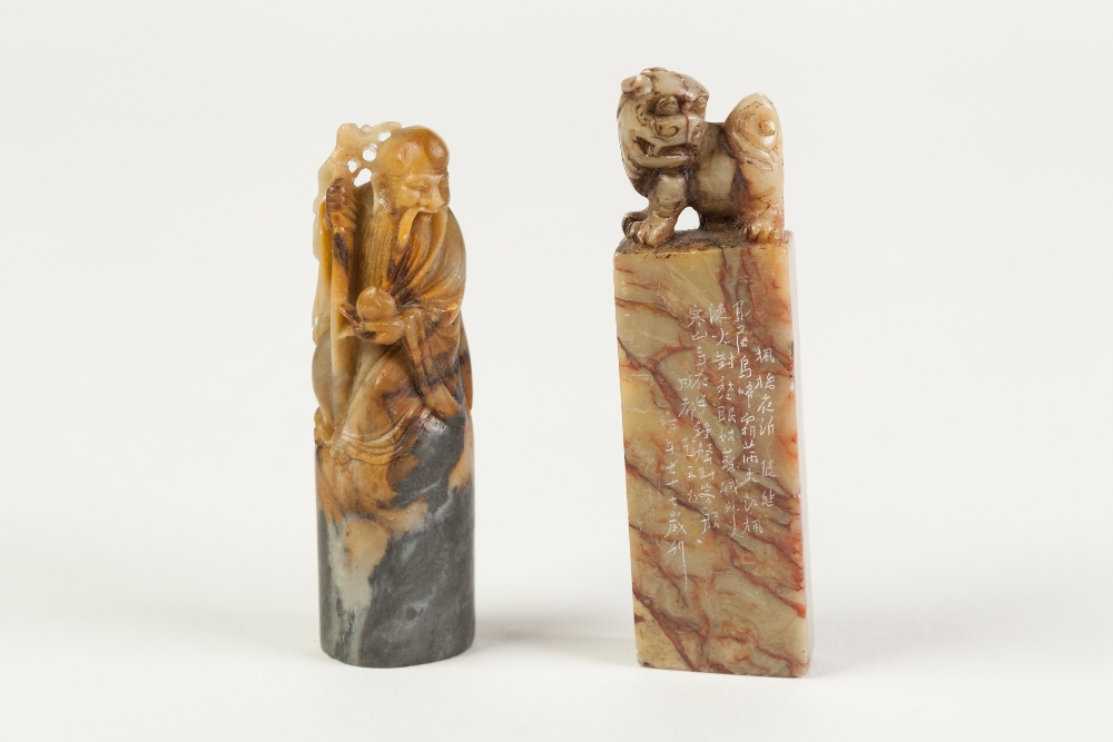 A CHINESE MOTTLED BROWN HARDSTONE SEAL of rectangular section, surmounted with a Buddhistic lion,