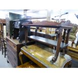 A REPRODUCTION DARK OAK STORAGE STOOL WITH HINGE TOP, ON SHAPED TRESTLE ENDS AND A TWO TIER TABLE