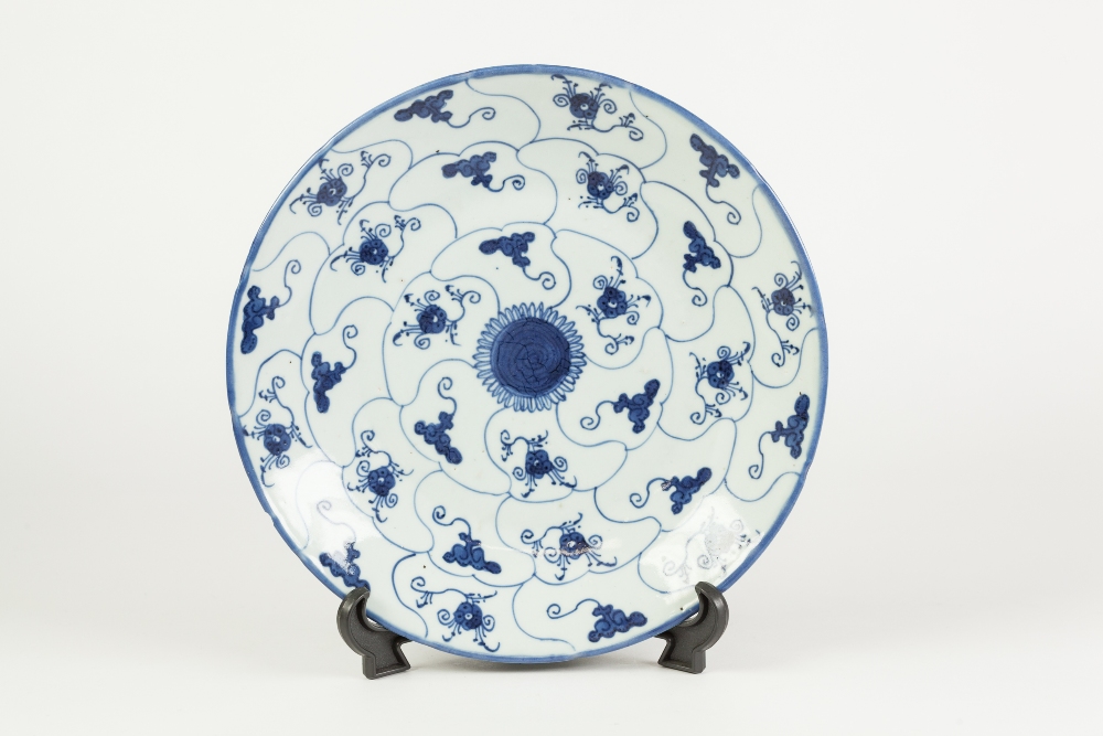 A CHINESE CHING DYNASTY SHALLOW DISH, painted autour in underglaze blue with compartmental ruyi