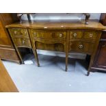 A REPRODUCTION SERPENTINE FRONTED CROSSBANDED AND BOXWOOD STUNG GEORGIAN STYLE SIDEBOARD