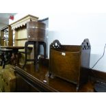 AN EARLY TWENTIETH CENTURY OAK MAGAZINE RACK, HAVING TWO COMPARTMENTS AND PIERCED SHAPED ENDS AND