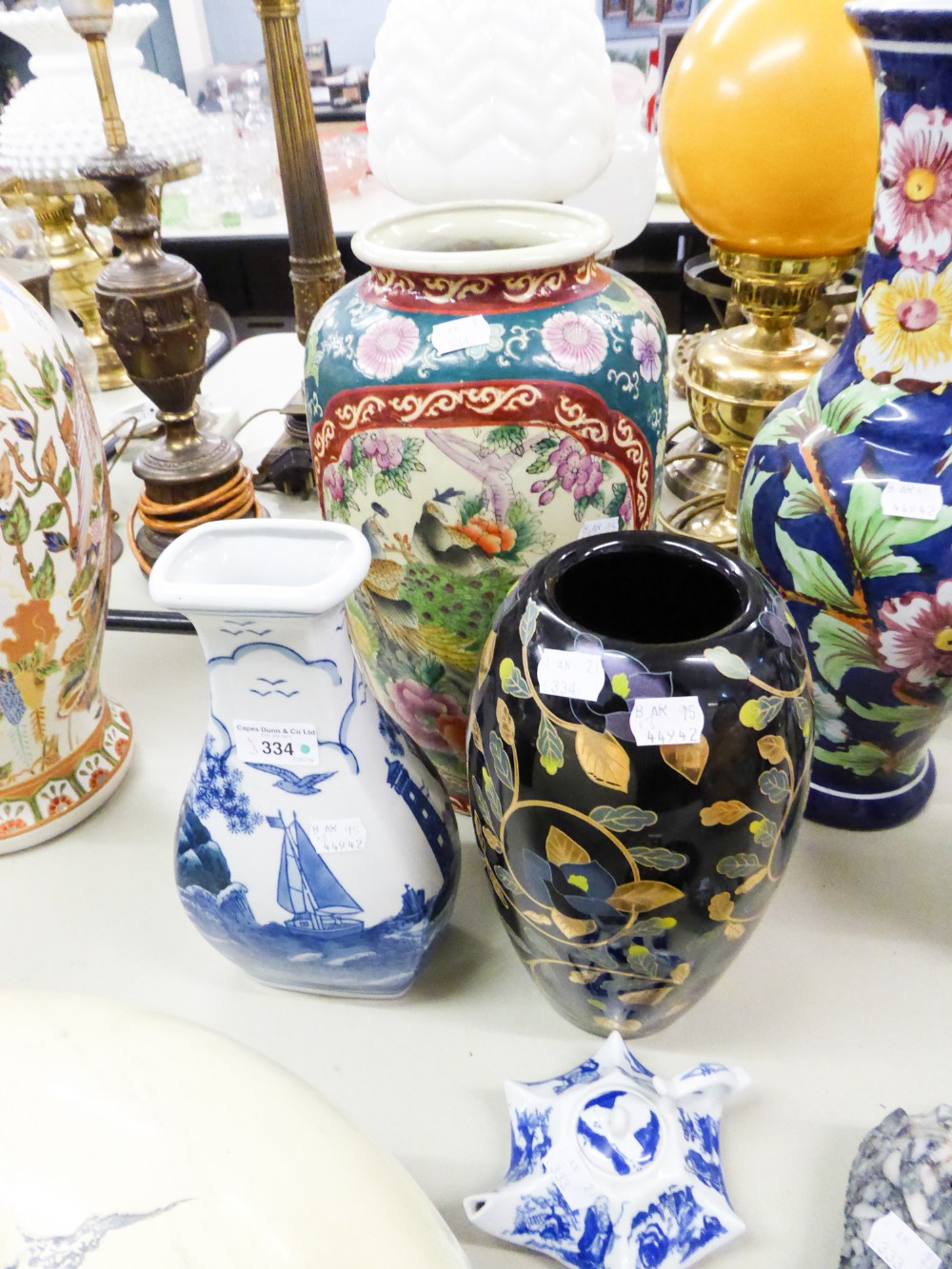 A MODERN ORIENTAL VASE WITH HEAVY ENAMEL DECORATION WITH PANEL DESIGN ENCIRCLING BIRDS, A BLACK VASE