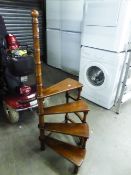 REPRODUCTION MAHOGANY SET OF LIBRARY STEPS, BAMBOO STYLE COLUMN WITH FOUR FAN STEPS