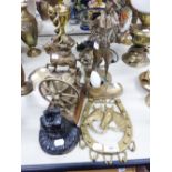 GROUP OF DECORATIVE SMALL BRASS WARES TO INCLUDE TABLE BELL ON WOODEN PLINTH, A FEMALE FIGURINE, A
