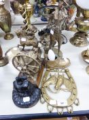 GROUP OF DECORATIVE SMALL BRASS WARES TO INCLUDE TABLE BELL ON WOODEN PLINTH, A FEMALE FIGURINE, A