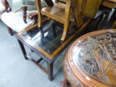 A MODERN DARK WOOD AND GLASS COFFEE TABLE, THE TOP HAVING TWO INSET BEVEL GLASS SECTIONS, RAISED