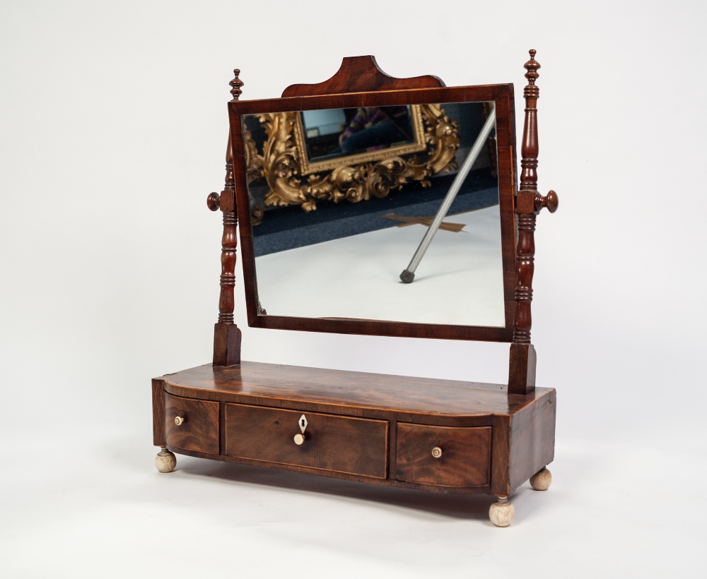 A GEORGE IV MAHOGANY TOILET MIRROR, crossbanded and strung with boxwood, fitted with three small - Image 2 of 2