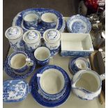 A SELECTION OF BLUE AND WHITE POTTERY TO INCLUDE; EXAMPLES OF 'BOOTHS', ROYAL DOULTON, 'WILLOW