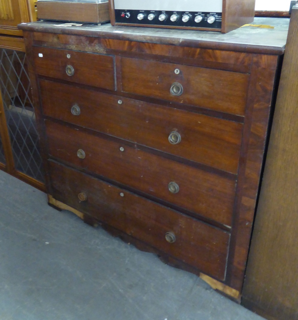 VICTORIAN MAHOGANY CHEST OF DRAWERS HAVING TWO SHORT OVER THREE LONG GRADUATED DRAWERS (A.F.)