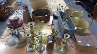 TWO PAIRS OF BRASS CANDLESTICKS, FOUR OLD BRASS SKIMMERS, A COPPER KETTLE, TWO JAM PANS AND SUNDRY