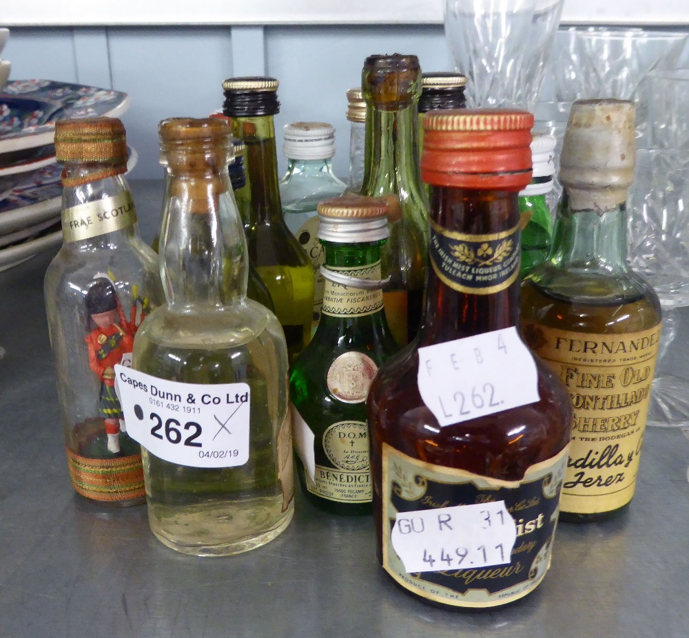 A QUANTITY OF MINIATURE SPIRIT BOTTLES