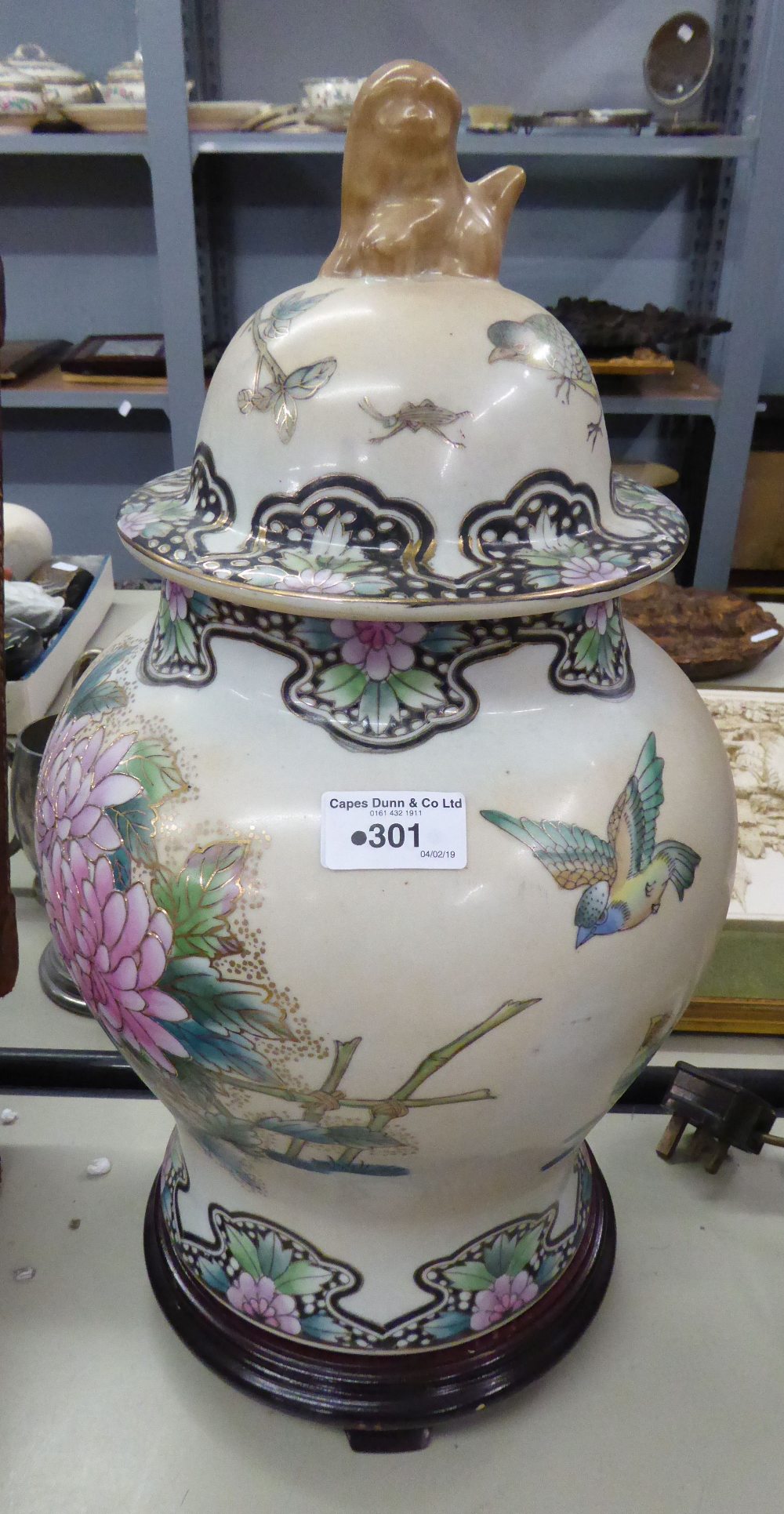 MODERN LARGE CHINESE GINGER JAR AND COVER OF TYPICAL FORM, DOGS OF FO FINIAL TO THE COVER, GILT