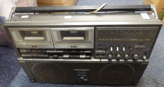 SHARP GF. 525 LARGE PORTABLE DOUBLE CASSETTE/PORTABLE RADIO