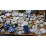A SELECTION OF DECORATIVE CHINA AND CERAMICS TO INCLUDE; COMMEMORATIVE ITEMS, TEACUPS AND SAUCERS,