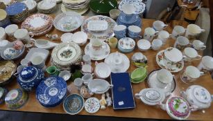 A SELECTION OF DECORATIVE CHINA AND CERAMICS TO INCLUDE; COMMEMORATIVE ITEMS, TEACUPS AND SAUCERS,