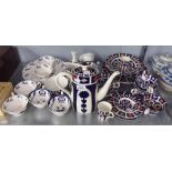 A SELECTION OF ROYAL CROWN DERBY STYLE TEA AND DINNER WARES TO INCLUDE A TEAPOT AND MILK JUG