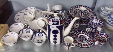 A SELECTION OF ROYAL CROWN DERBY STYLE TEA AND DINNER WARES TO INCLUDE A TEAPOT AND MILK JUG