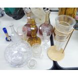 GROUP OF MODERN GLASS ITEMS TO INCLUDE; GILT VASE, TWO BOTTLE VASES, FRUIT BOWL ETC