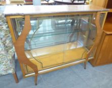 MID TWENTIETH CENTURY DISPLAY CABINET WITH MIRRORED BACK, GLAZED DOOR AND SIDE PANELS, ALL RAISED ON