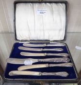 A SET OF FIVE AFTERNOON TEA KNIVES, WITH SILVER HANDLES, IN CASE AND A BUTTER KNIFE WITH KINGS