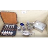 GROUP OF EPNS ITEMS TO INCLUDE BOXED SET OF FIVE COFFEE SPOONS, CREAM JUG, CONDIMENT SET ETC