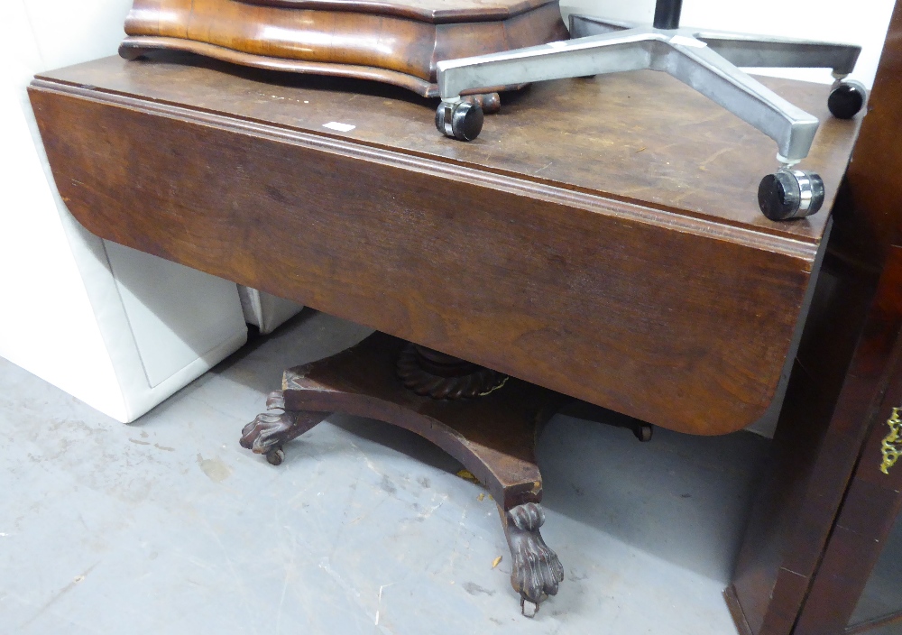 A REGENCY MAHOGANY PEMBROKE TABLE, THE SOLID TOP HAVING CANTED CORNERS OVER SINGLE END DRAWER,