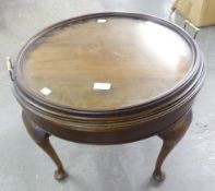 AN INTER WAR YEARS BEECHWOOD CIRCULAR CABRIOLE LEG COFFEE TABLE, WITH REMOVABLE TWO HANDLED GLASS