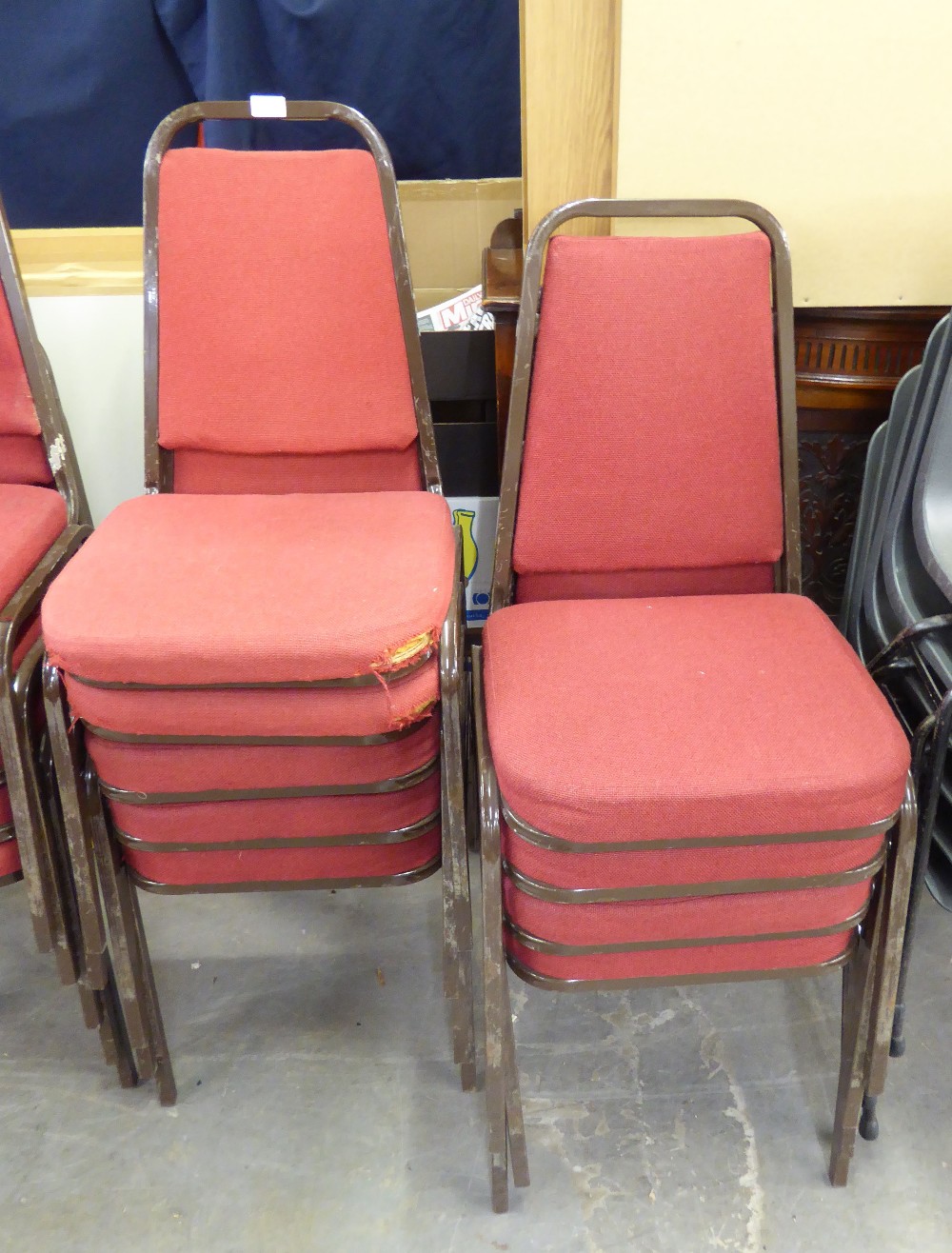 A SET OF 10 STACKING CHAIRS WITH RED FABRIC BACKS AND SEATS (10)