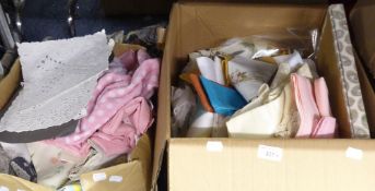 A QUANTITY OF TABLE CLOTHS, VARIOUS NAPKINS ETC. (2 BOXES)