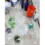 A GOOD SELECTION OF DECORATIVE GLASSWARES TO INCLUDE; A GREEN PAPERWEIGHT, A FROSTED GLASS DESERT